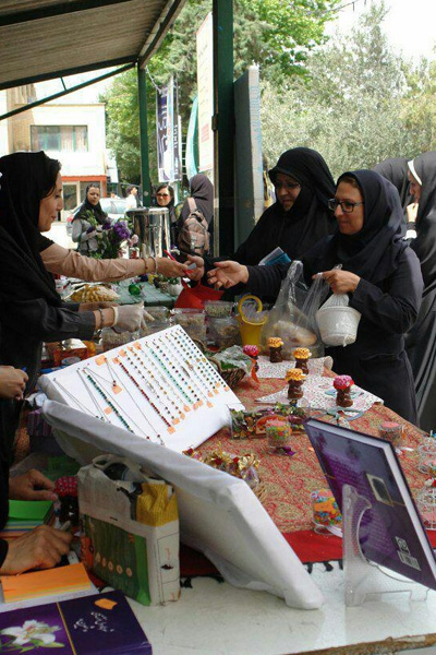 بررسي مشارکت‌های اجتماعي رسمي و غیررسمی زنان در شهر تهران